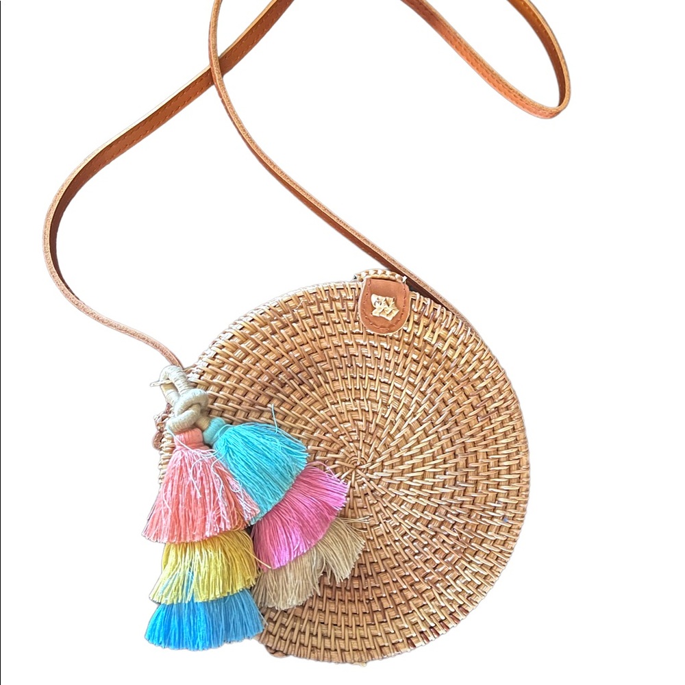 Round, wicker cross-body